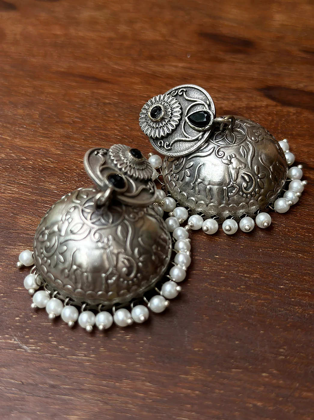 Oxidized Handcrafted Black Kundan Jhumka Earring with Pearl - Image 3
