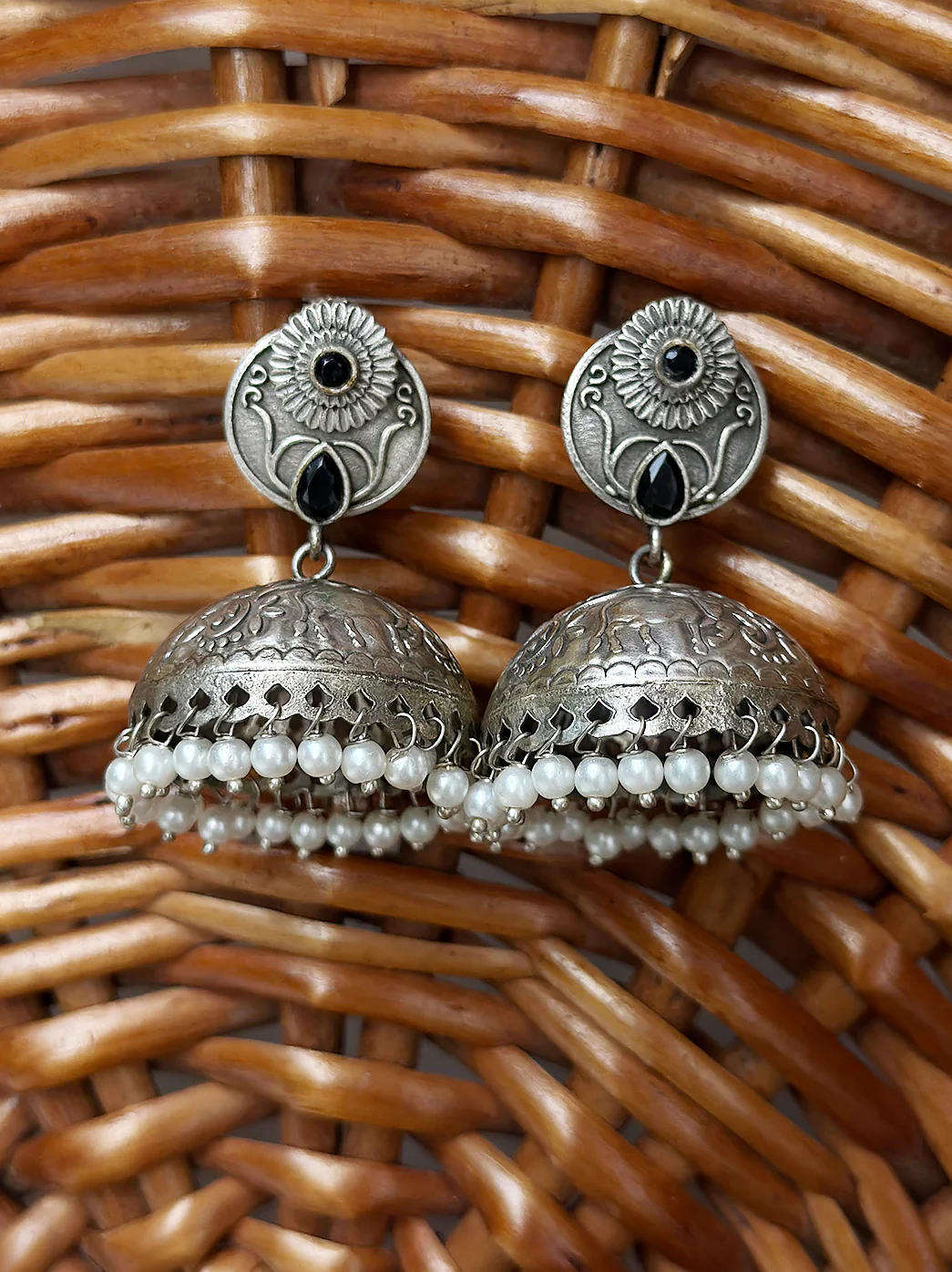 Oxidized Handcrafted Black Kundan Jhumka Earring with Pearl - Image 4