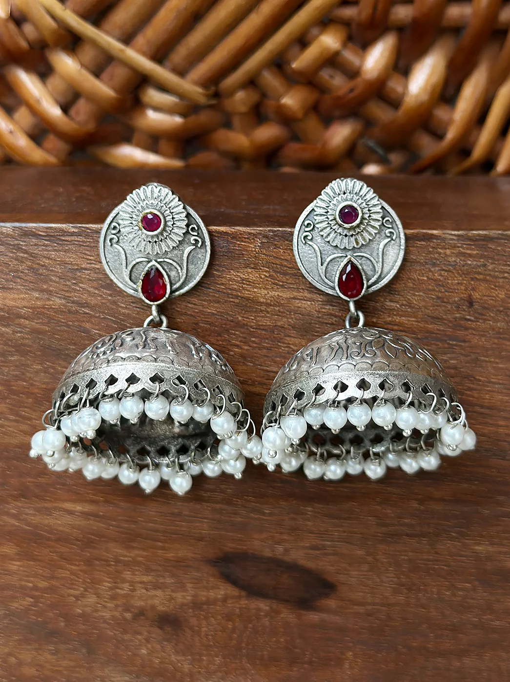 Oxidized Handcrafted Red Kundan Jhumka Earring with Pearl - Image 4